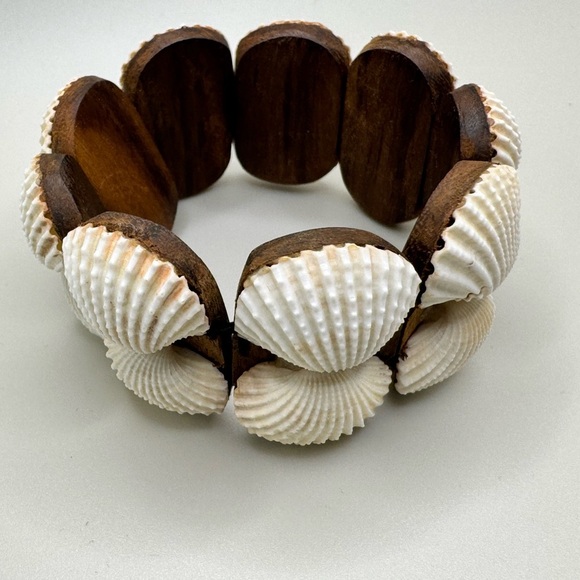 Cockle Shell Stretch Bracelet - Picture 1 of 3